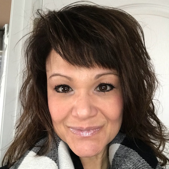 Meet your Posher, Lisa - Picture 2 of 2